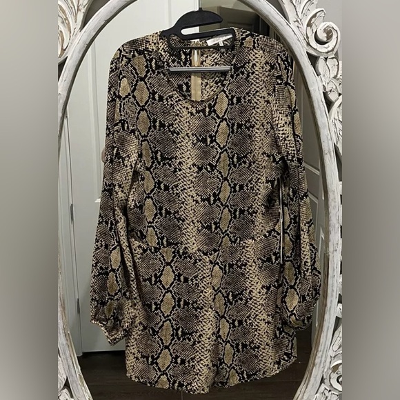 Shorts romper, one piece w/ long sleeves in snakeskin by Harper Wren - Picture 4 of 8